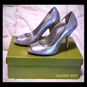 Gianni Bini Size 7 Silver Tonal Stiletto Heels